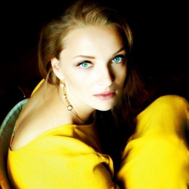 Porno: Yalangoch ayol tasodifan eshikni ochdi. Sexlib sigir qiz