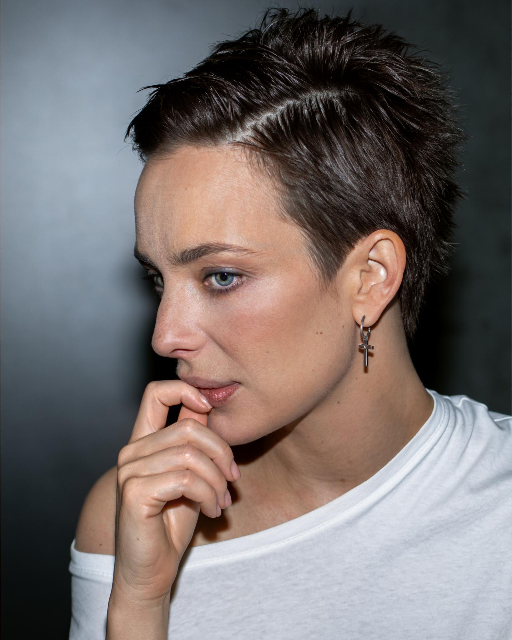 Koylak ostidagi qizning mushuki