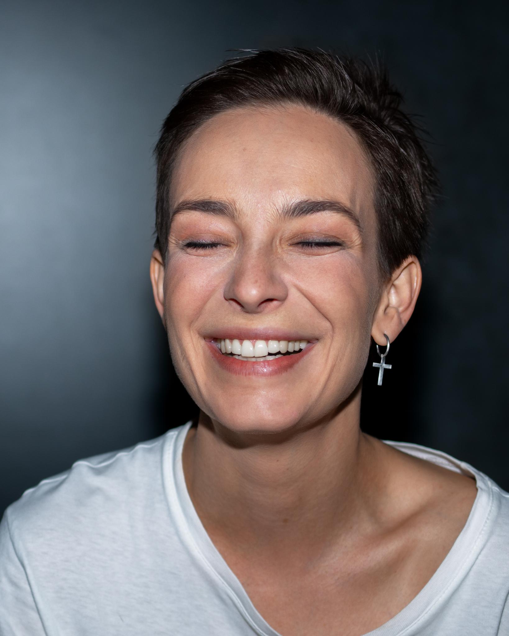 Anna Popova, aktrisa, yalangoch