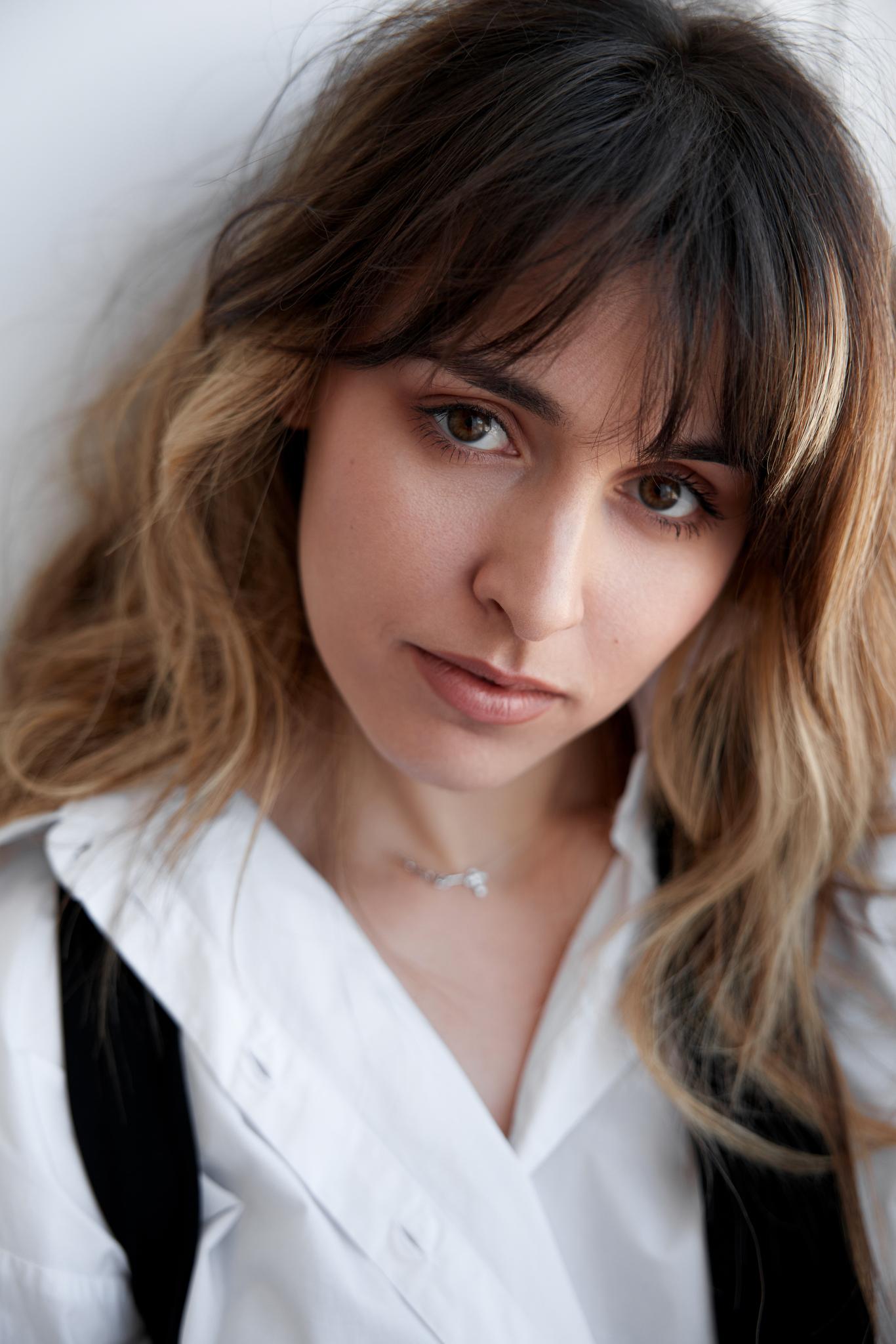 Chiroyli yapon ayollarining samimiy fotosuratlari Mushukdagi sabzavot bilan ayol jinsiy aloqa