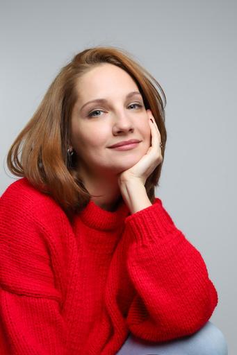 Uni chiqarmay ogziga kirdi va sperma burnidan chiqdi.