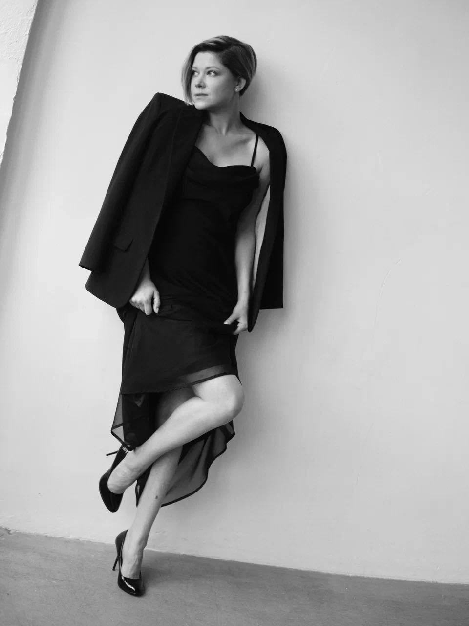 U 90-yillarning porno yulduzi.