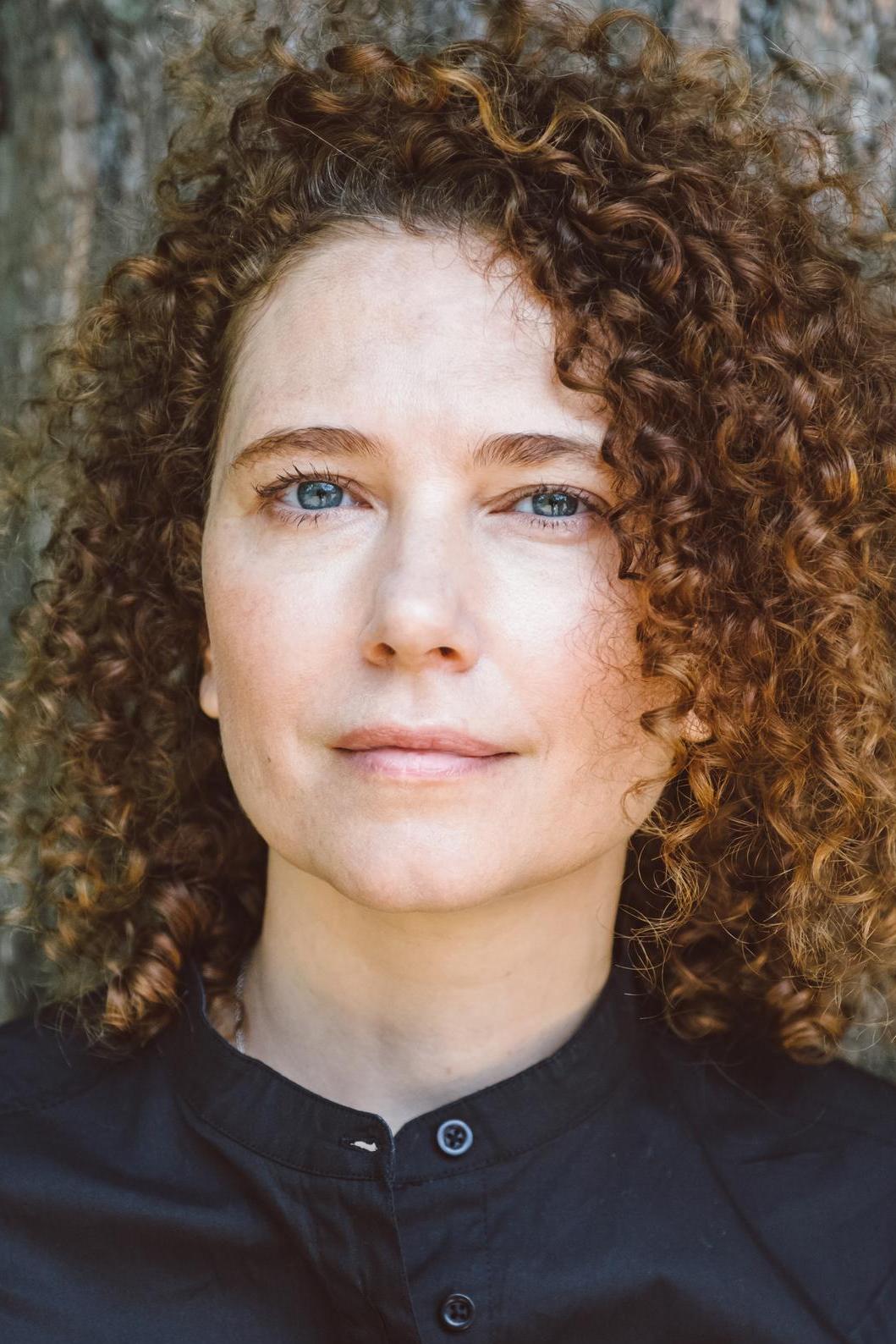 Варя, интерндердің бірі, есекке ебін алады.