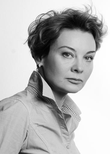 Ehtiyotkorlik bilan porno video Qiz qattiq sikildi (video)