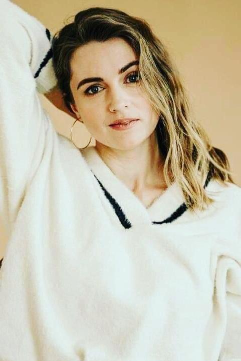 Yalangoch ayol derazaga suyanib, orqa korinish