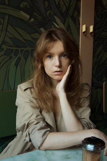 Onlayn porno tomosha qilish: Yigit pol yuvayotganda etuk ayolning orqasiga otirdi. Porno va Talya