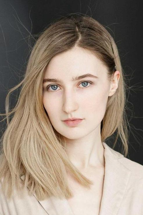 Uyda jinsiy aloqada bolgan qizning fotosuratlari Lezbiyan dugonasiga hasad qila boshladi