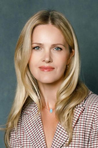 Ененің пәтерде жалаңаш жүргенін қараңыз