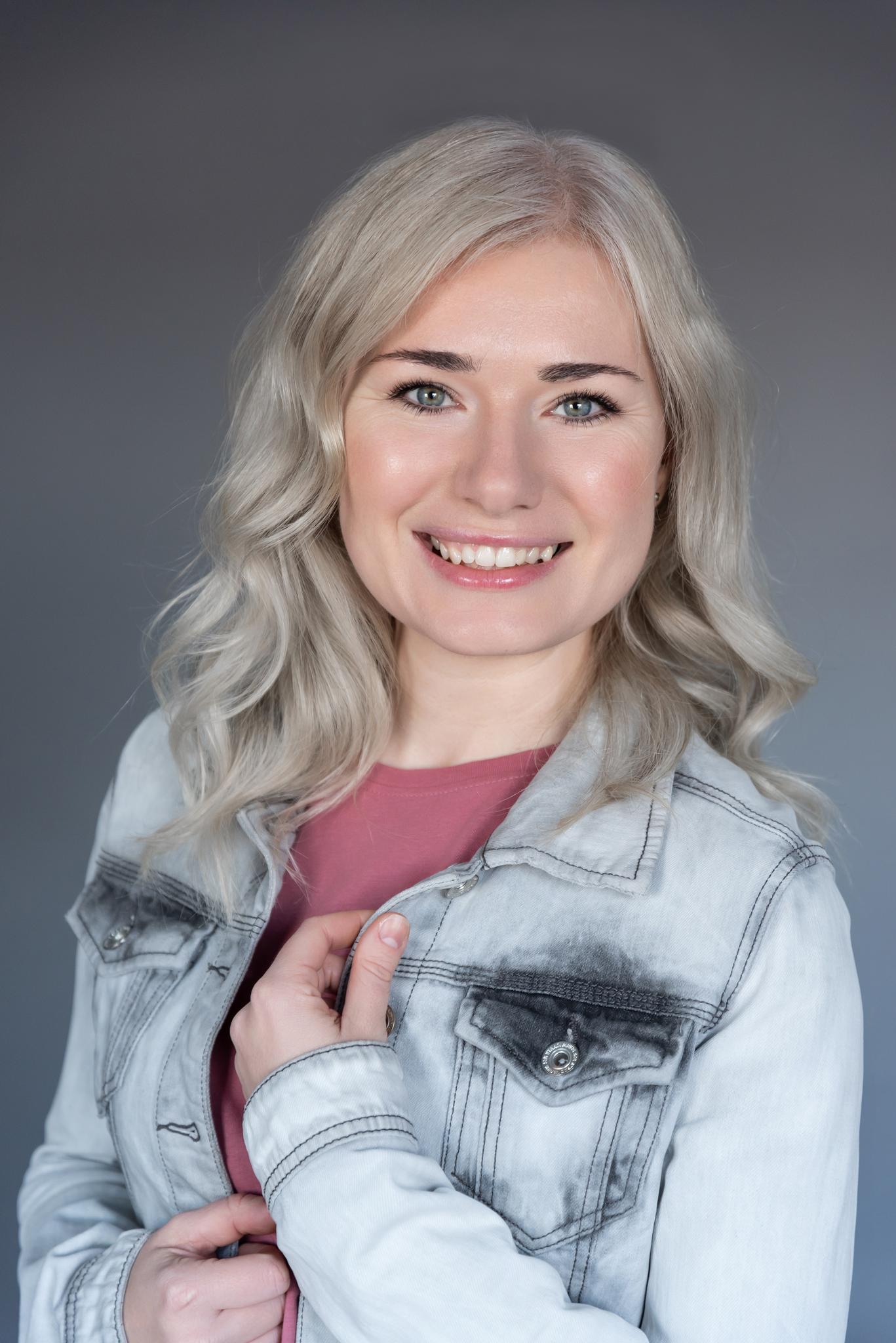 Men dostimga qiz dostimni sikishga ruxsat berdim.