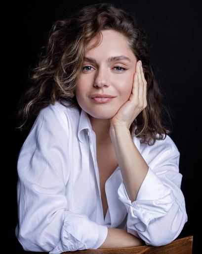 Kiyimlari ostida sutyensiz qizlar video