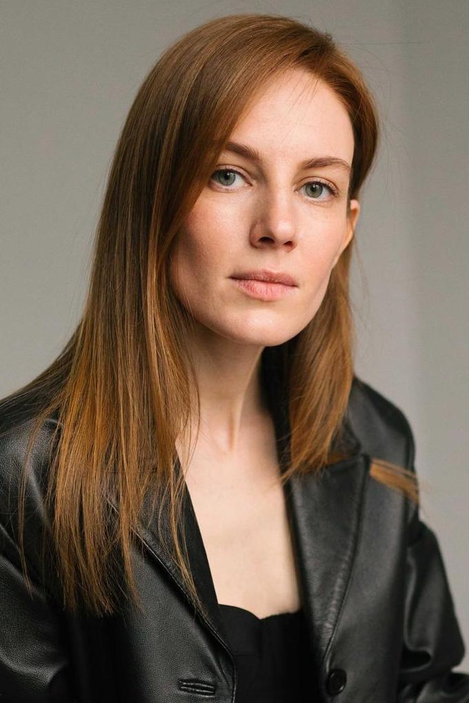 Olomon lanet, mushuk ichida kamming Yalangoch ayollarning toliq oyoqlari