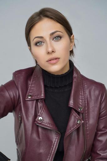 Katta kokraklari bilan porno tomosha qiling