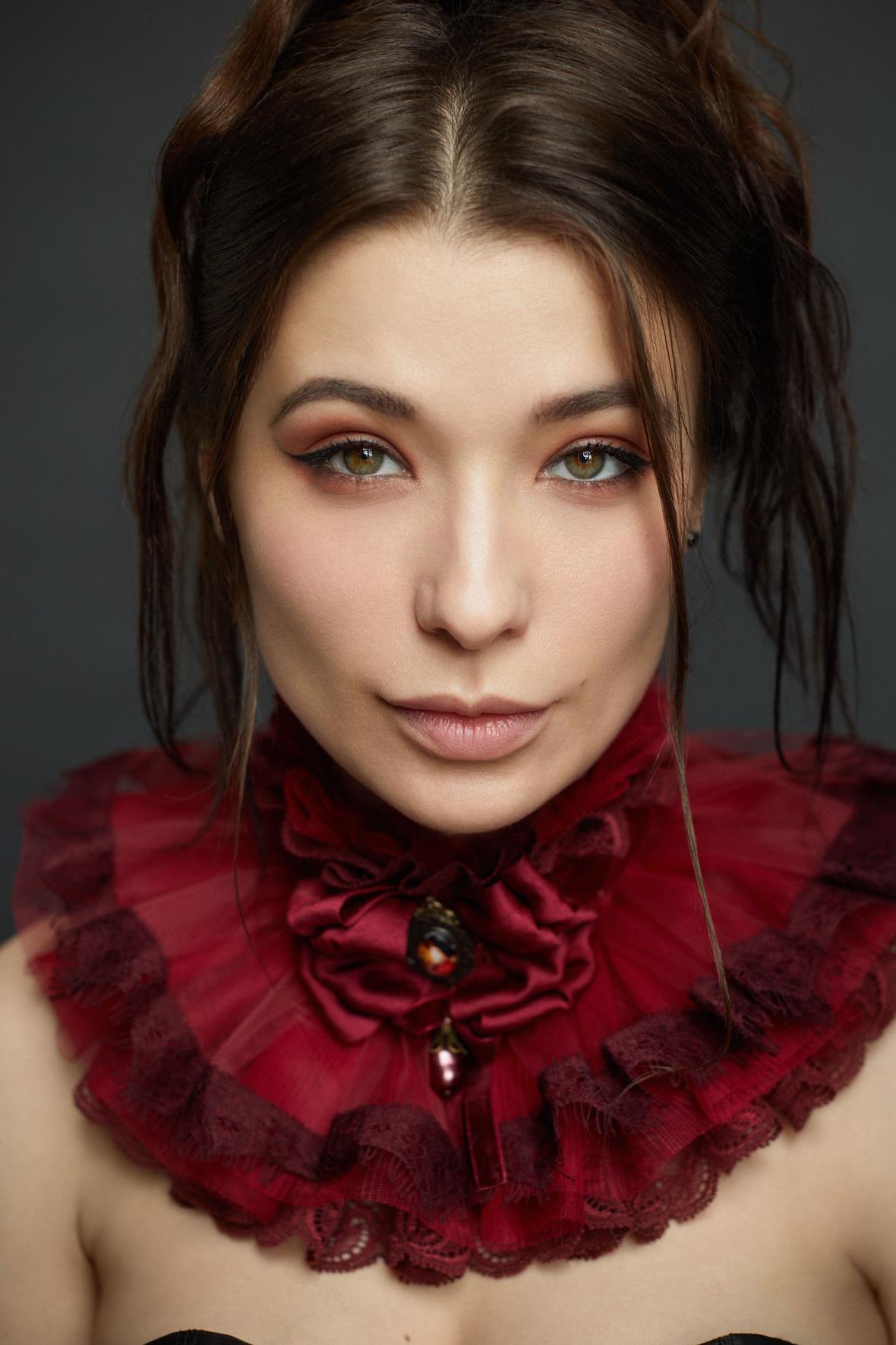 Tort oyogida dumbasini korsatish