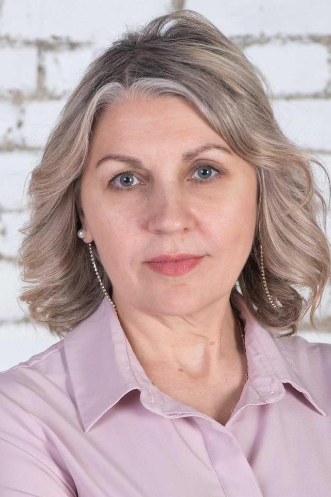 Voyaga etgan ayolga ichimlik berildi va aylanada sikildi