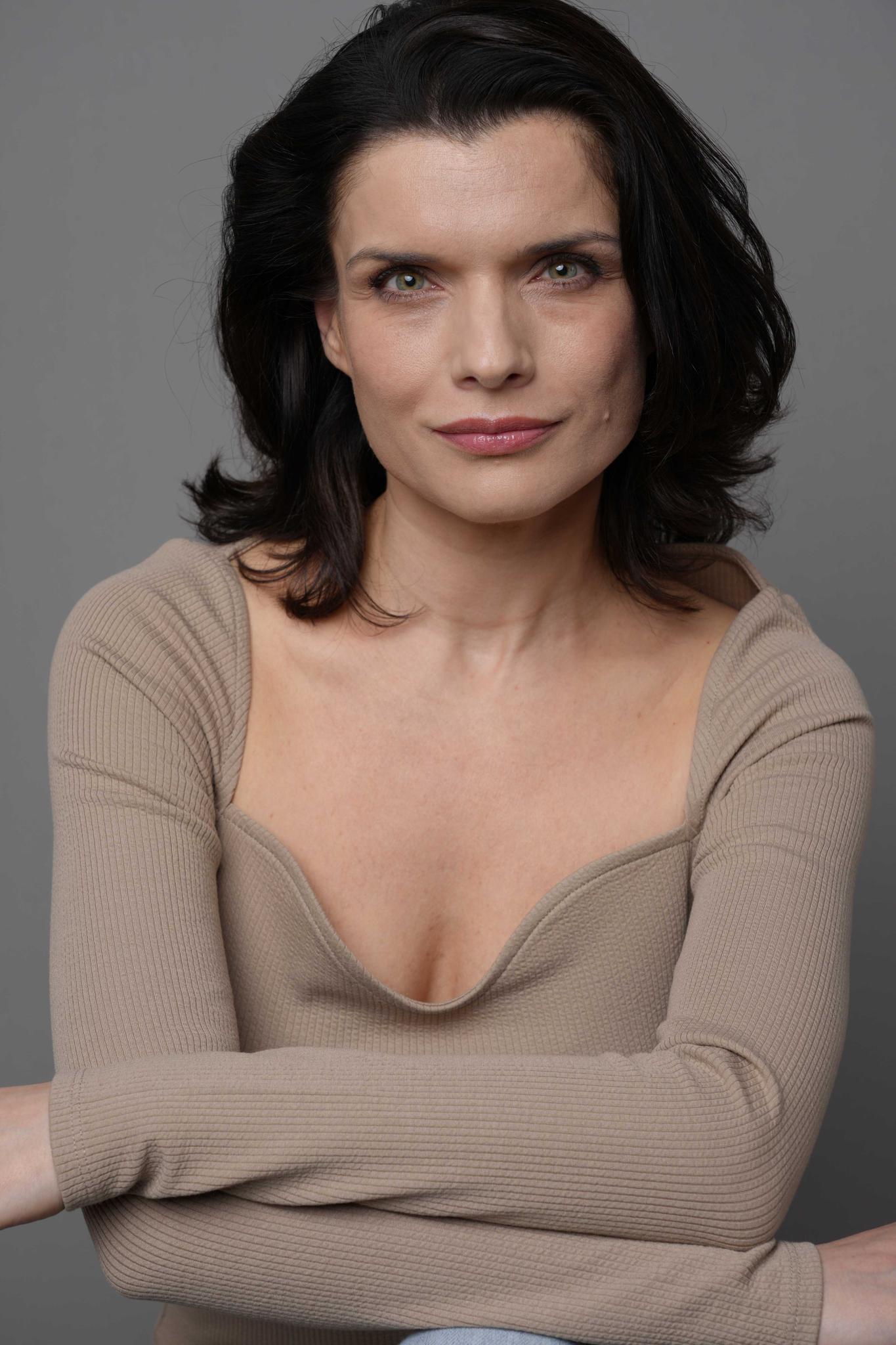 Porno endi onlayn: etuk ayollar yosh yigitlarni jinsiy aloqaga jalb qilishadi Busty qoshni ichida eshak porno