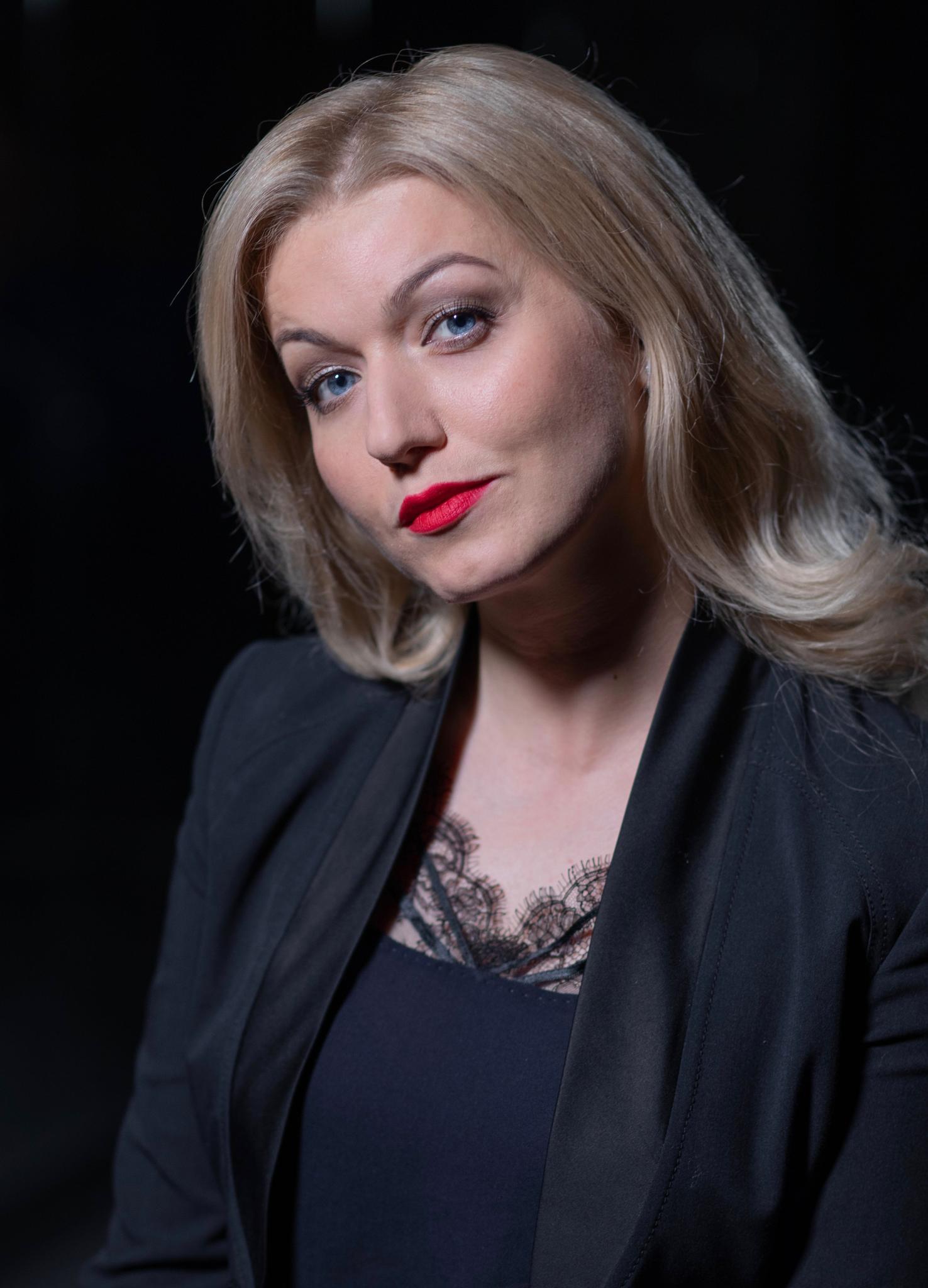 Yetuk ayol koylagini kotaradi. Yetuklar HD porno