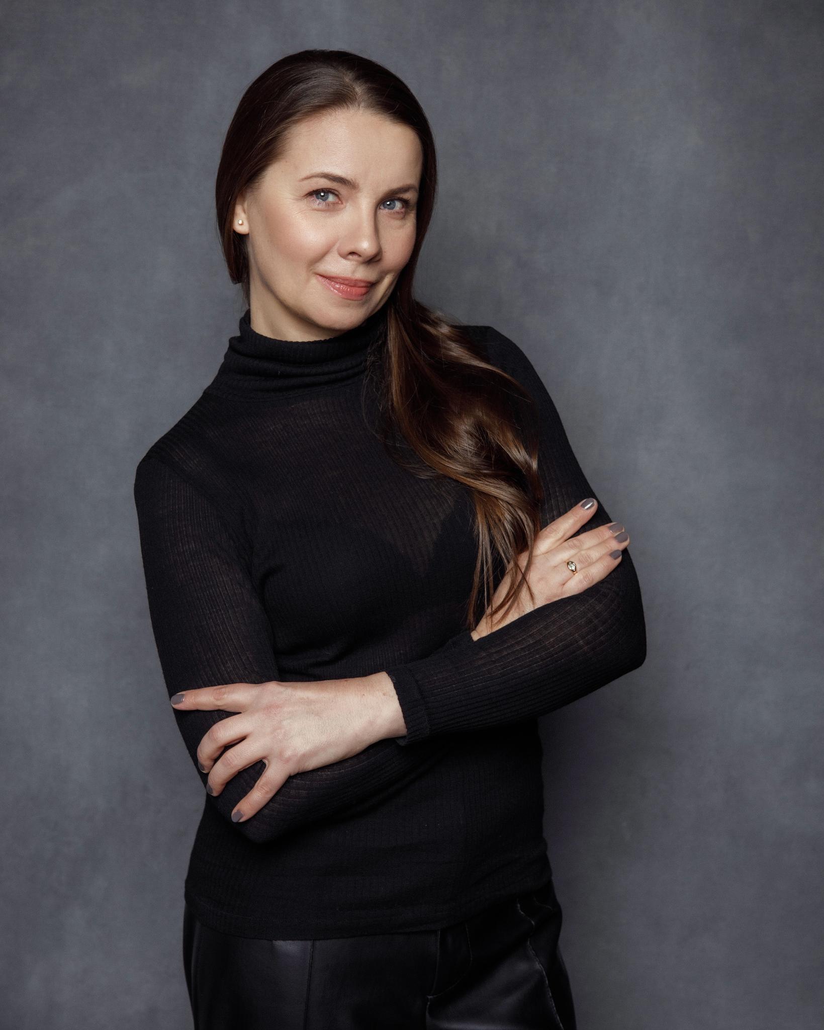 Rus pornosi: kelini sikiladi Alinaning yalangoch dumbasi