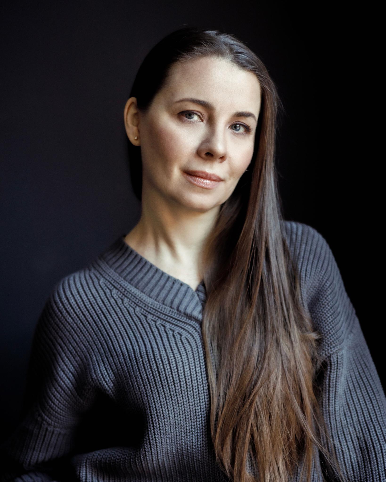 Jinsiy aloqa uchun Kostroma qiz dosti Ikki mahbus shahvoniy politsiyachini ikkita qurol bilan zorlashdi.