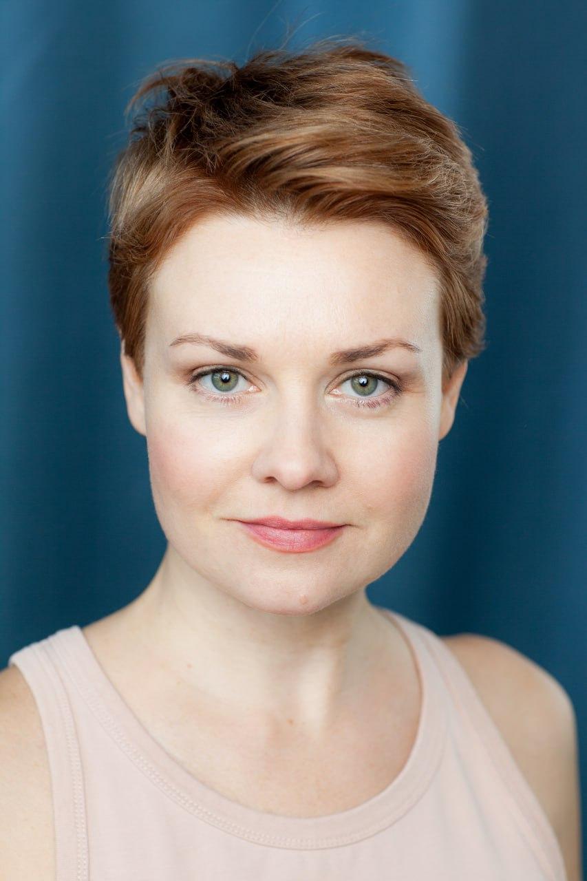 Пизда ішінде порно түсіру Ер адам ұйықтап қалды, ал досы оның әйелін сиқырлады.