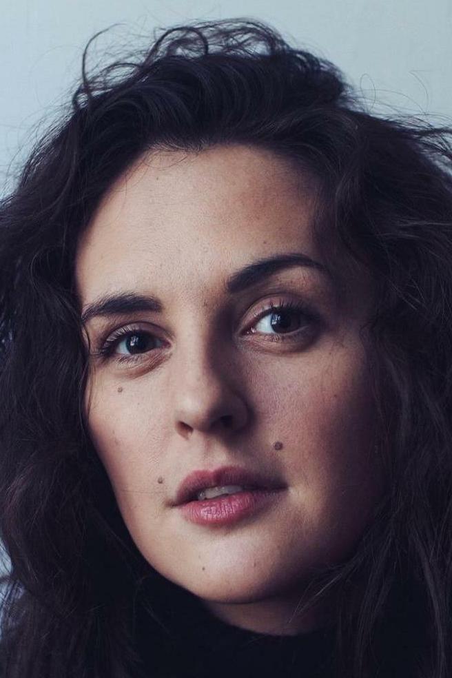 Mushuk uchun kesilgan paypoqlarning fotosurati Yosh qizi otasiga jinsiy aloqada yordam beradi.